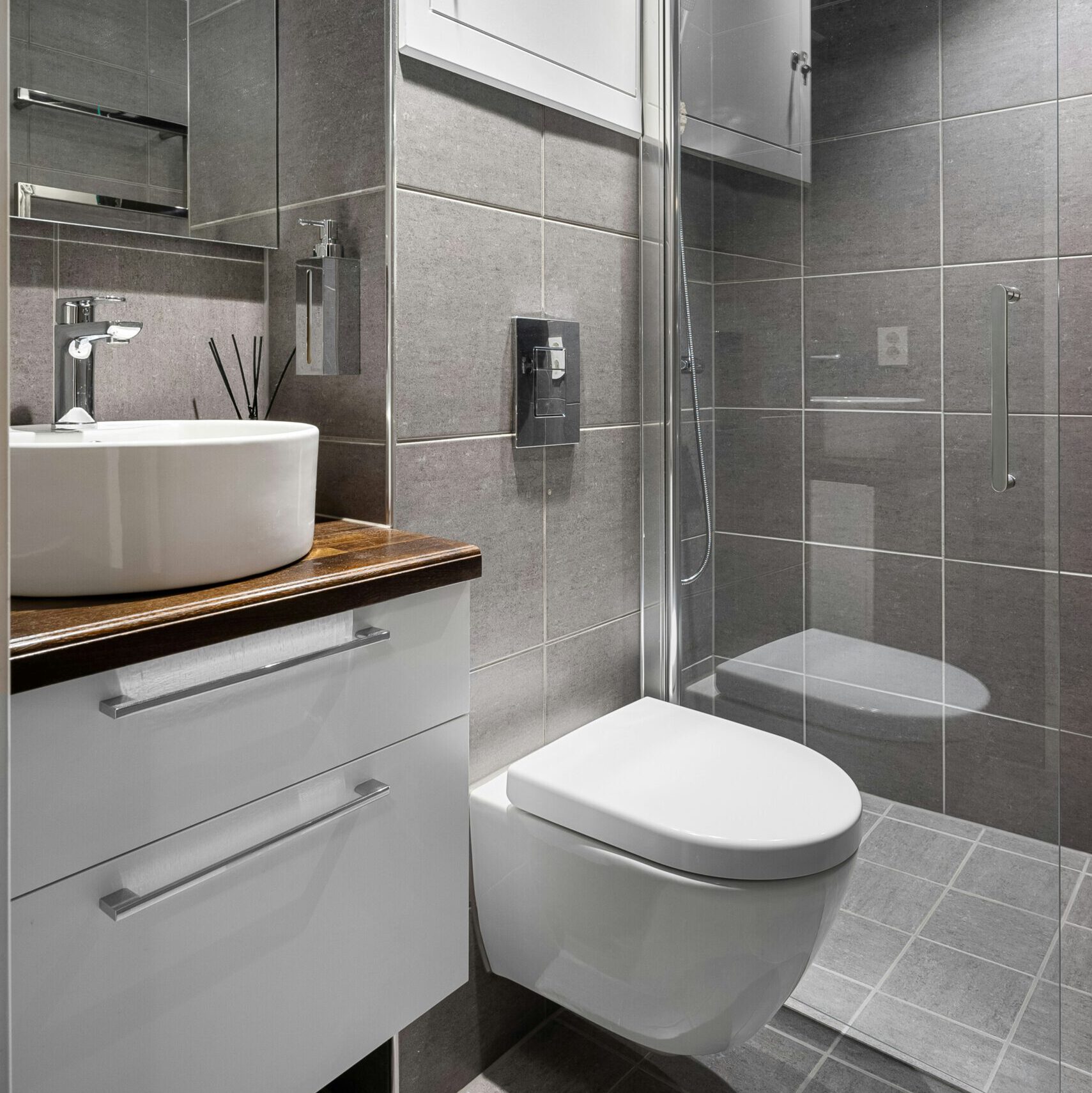 Badumbau in Nürnberg und Umgebung – modernes Badezimmer mit Dusche und Waschbecken